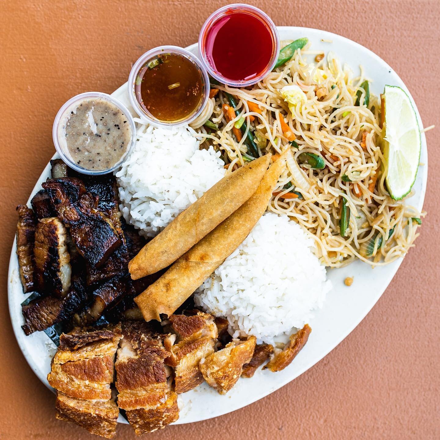 How do you do your Lunch combo? Our customers are torn between the grilled Liempo and deep-fried pork belly so the 2-meat &ldquo;Dalawa&rdquo; combo leaves room for no regrets. Each combo comes with rice, Pancit and a 2pc Lumpia 😍🇵🇭

Available M-F