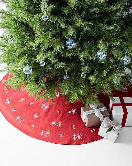 HABLE-GH-EMBRD-TREE-SKIRT.jpg
