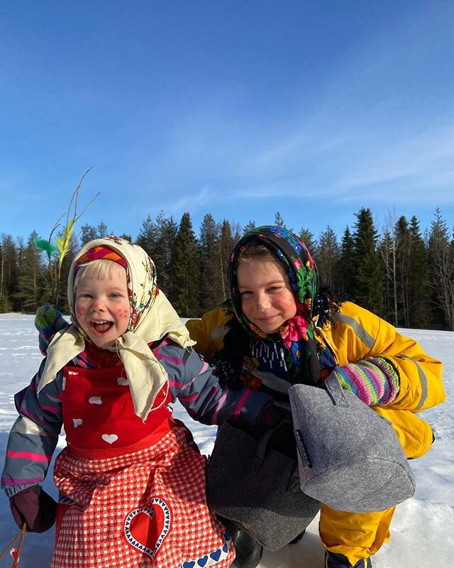 This year #easteregghunting at home instead of #virvonvarvon at the neighbours doors! 🐣🌱❄️🐥☀️🐰☀️ #happyeaster #easterwitch #springwinter #trullit #p&auml;&auml;si&auml;istrullit #mummolatravels #hetsittekotona #staysafestayhome