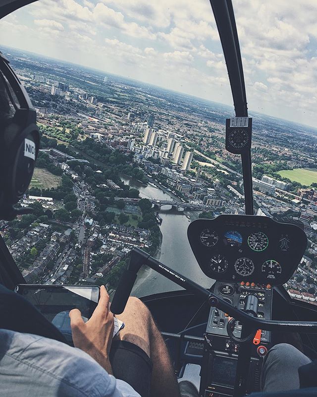 Taking my first 🚁 flight through downtown London thanks to @howardfromabove.
.
.
.
#londonlife #aerial #helicopter #R44 #helihub #helicoptero #avgeek #aerialview #aerialphotography #aerialphoto #cloudporn #instatravelling #instatravel #instapassport