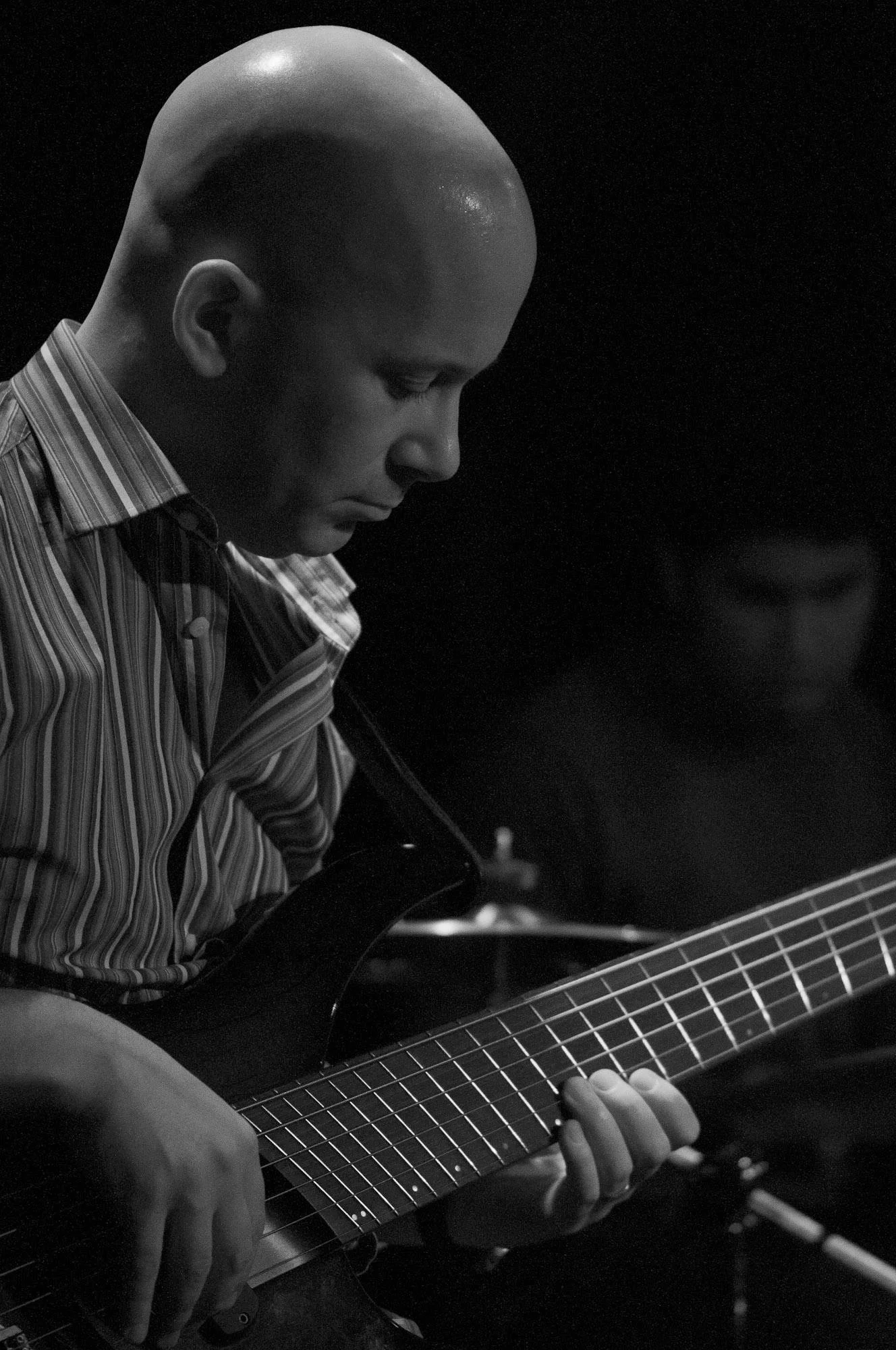 BR plays the Dingwall 6 string