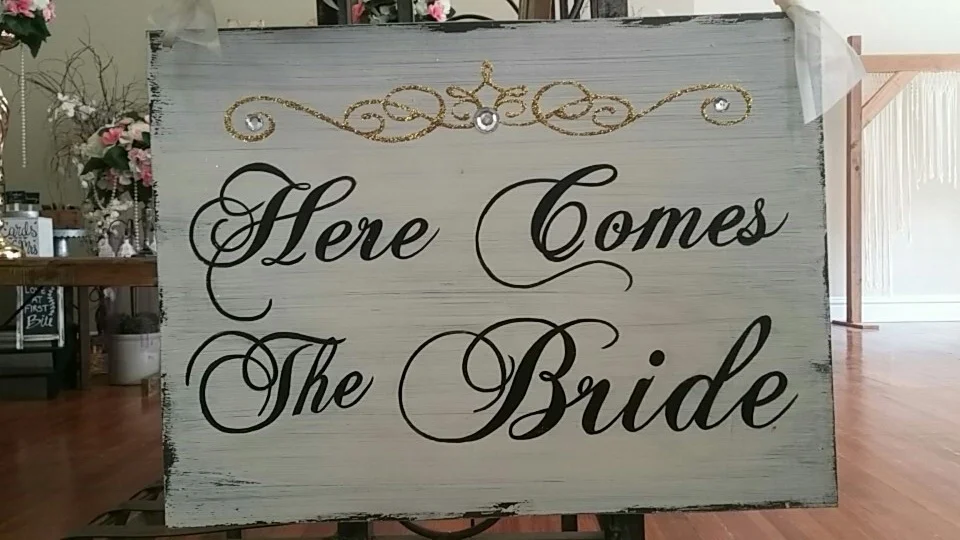 Sign : "Here Comes The Bride"