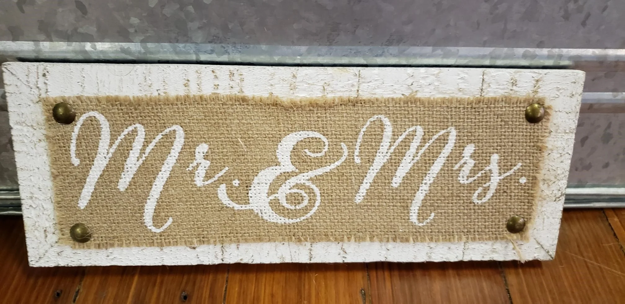 Sign : Burlap Mr &amp; Mrs