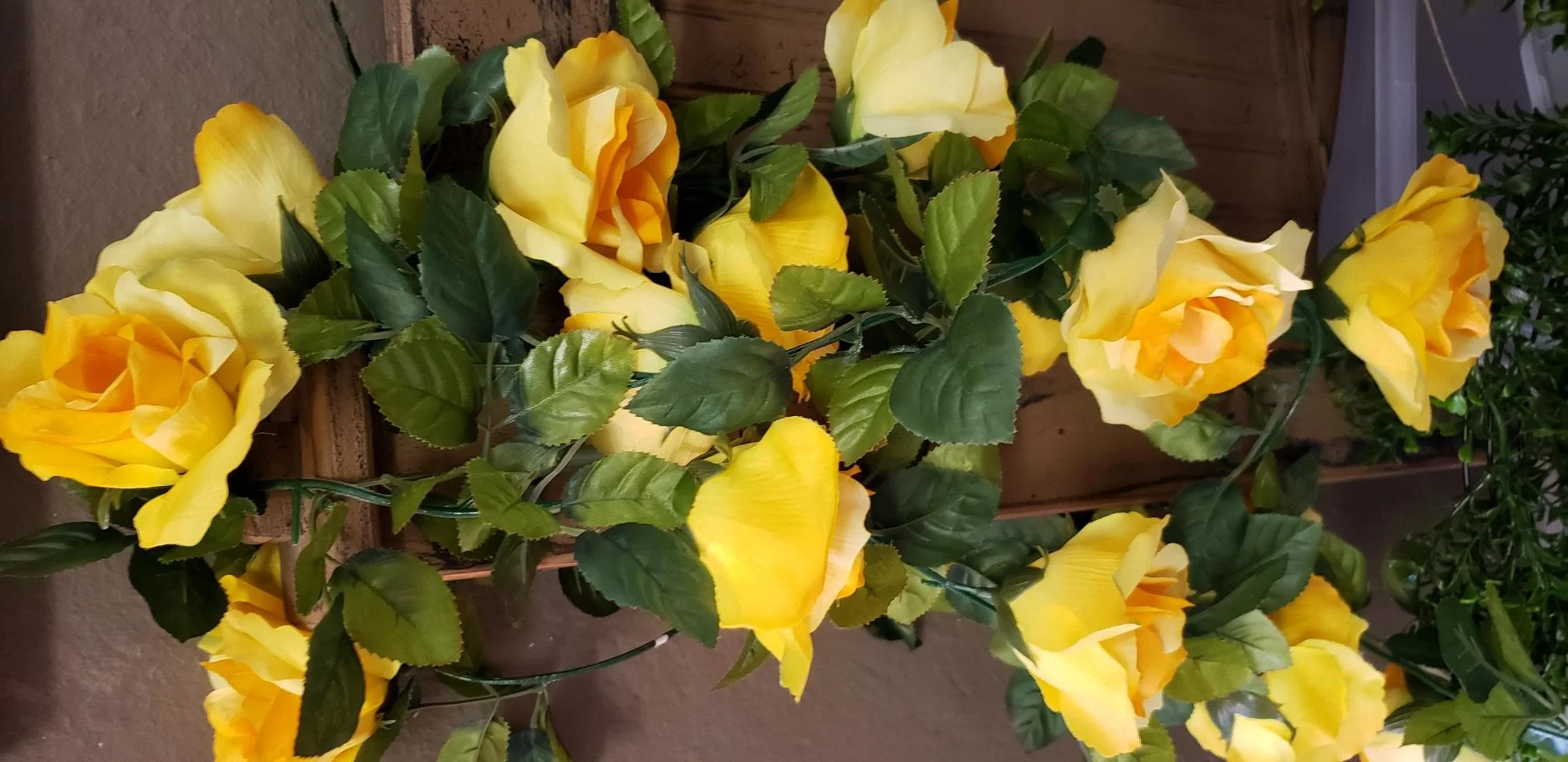 Garland : Yellow Rose