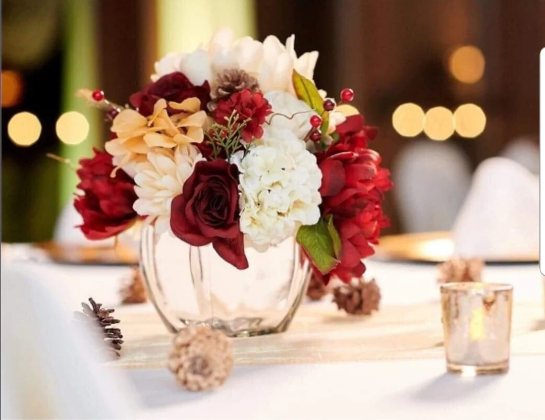 Cream &amp; Rose w/ berry floral centerpiece