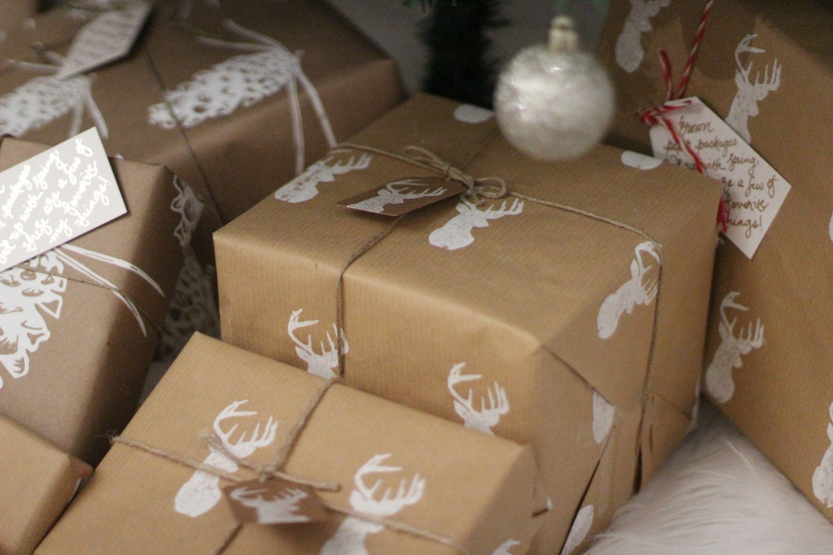 I love love brown Christmas wrapping. It's so classic! Reindeer Wrapping Paper Use code Lemon10 for 10% off!