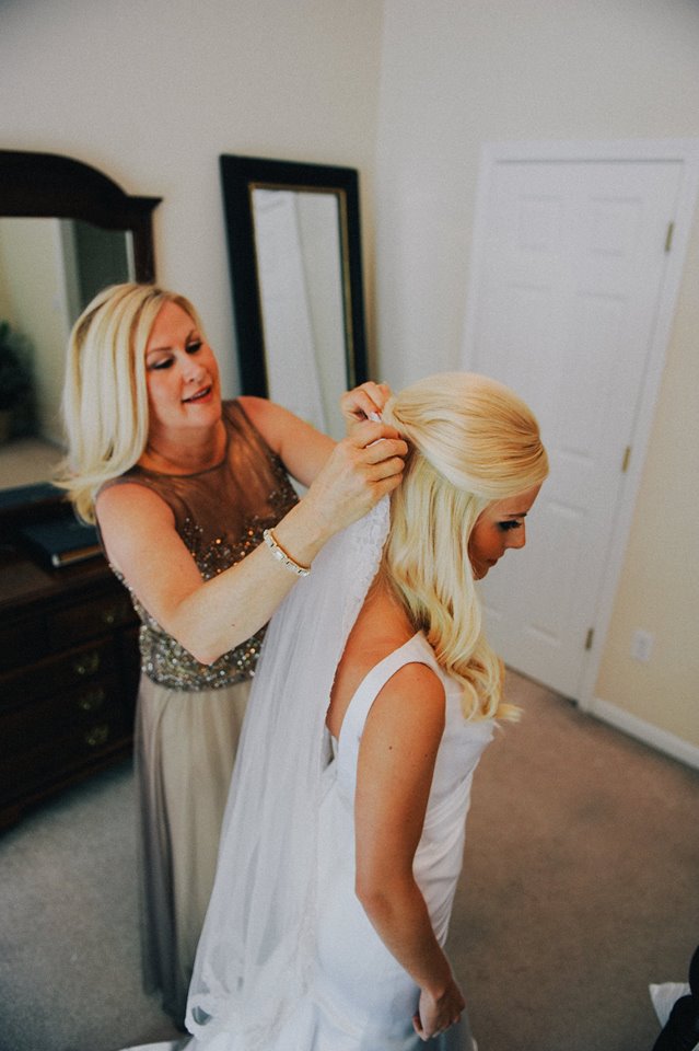 I wore the veil that my mom wore in her wedding. (I reconstructed the top part a little bit so it could clip in my hair)