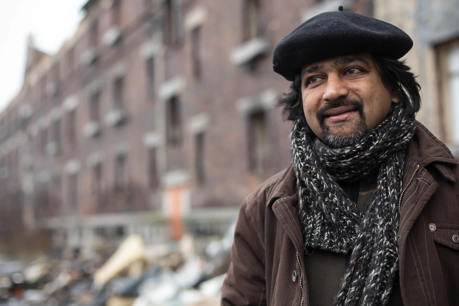Kumar Visnawathan préside l'ONG Life Together, honorée par l'ambassade américaine en 2005. Il se rend tous les jours dans le quartier et assiste aux réunions de la collectivité. « Il faut respecter la volonté de ceux qui veulent rester et leur lutte pour des logements décents. » En janvier 2013, son association a été expulsée des locaux qu'elle occupait depuis 1999. Selon lui, en raison de son opposition à la municipalité concernant Prednadrazi.