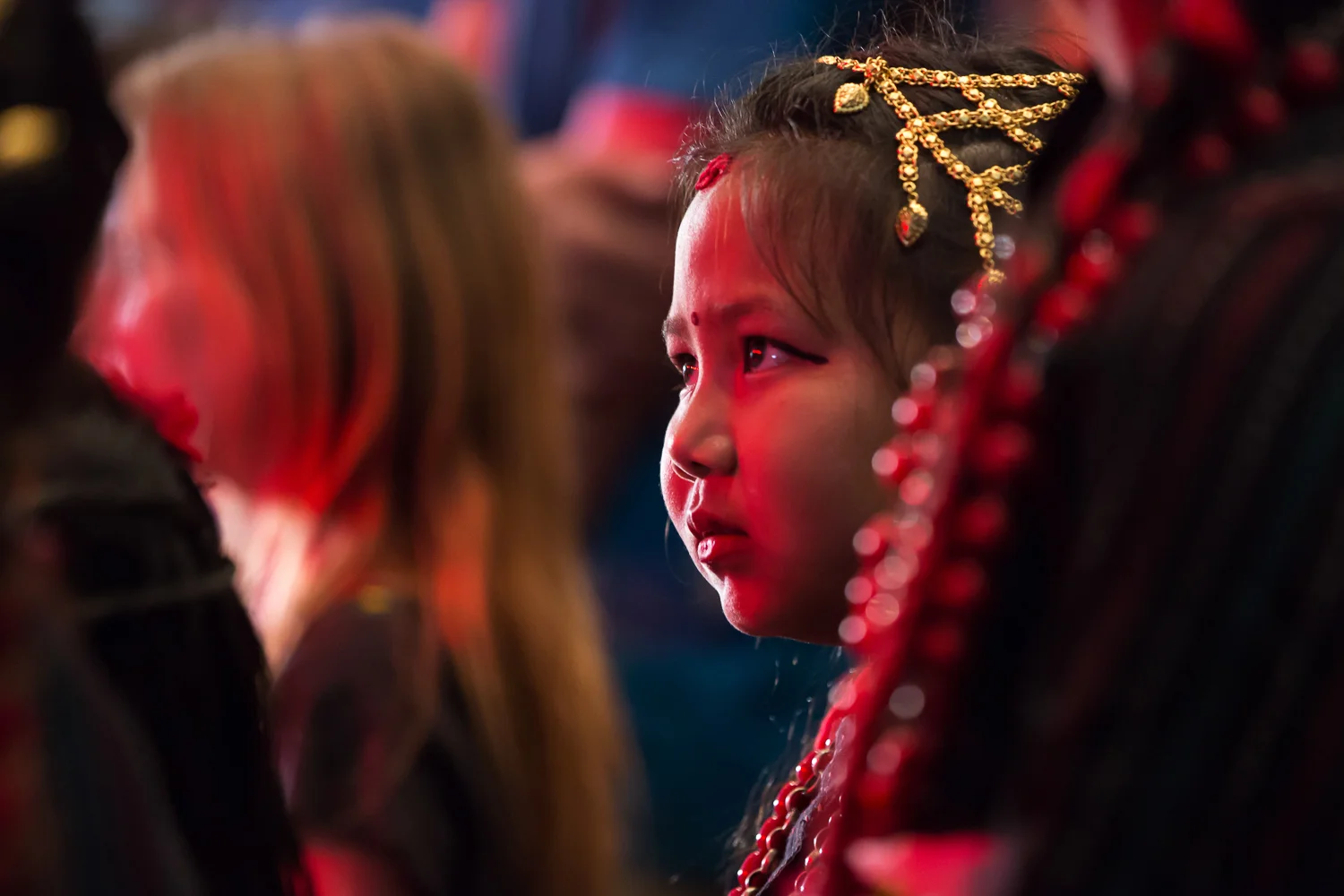 Jeune fille en costume traditionnel à la convention de tatouage de Katmandou, la veille du séisme.