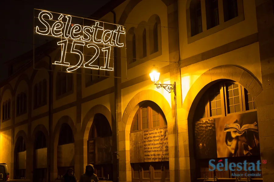 La BHS étant fermée au public, douze de ces clichés ont été installés sur la façade du bâtiment. puis à la gare de Sélestat.