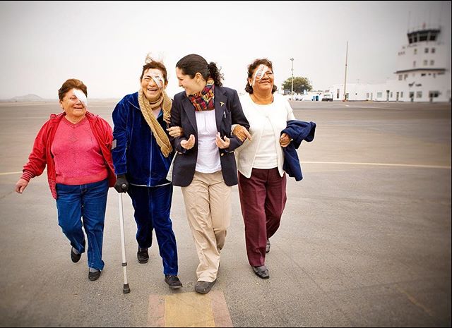 When a captured frame comes within range of succeeding to #convey what you hoped. Cataract patients walking the tarmac to an ambulance after surgery on a plane that doubles as a super cool eye hospital. Trujillo, Peru, 2011.
.
.
#happy #leaseonlife #