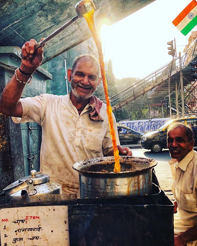 There is always time for cutting chai. Mumbai, India 2019.
.
.
#tea #bhaaiekchai #cuttingchai #bombay #streetphotography #seetheworld #cupoftea