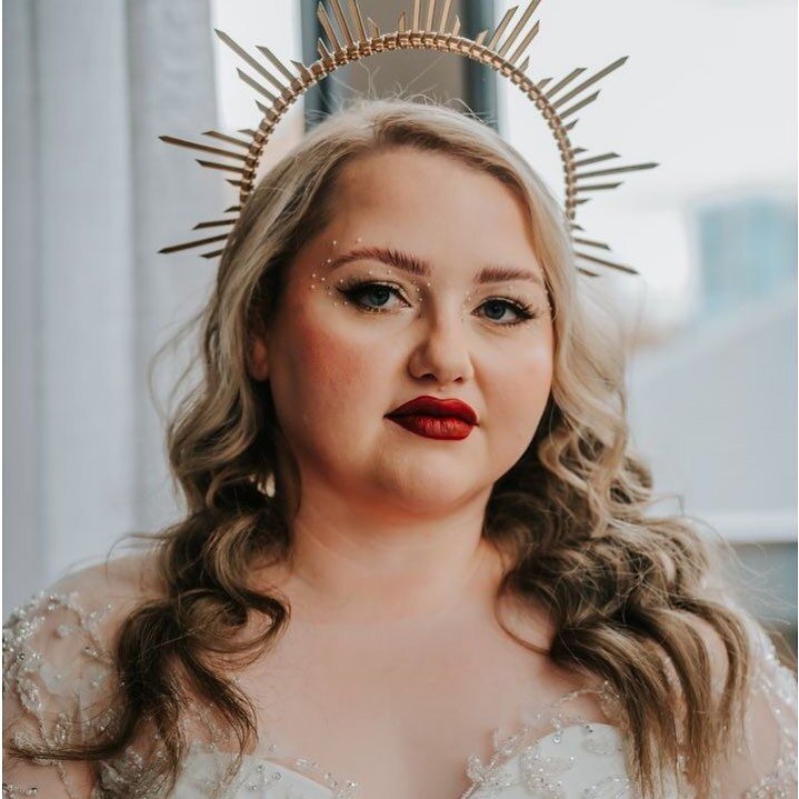 I mean, come on, this gorgeous bride is definitely some kind of magical being 🦄
.
Photography @beesaintjamesweddings | Flawless Makeup @del.mua | Hair @thestylebarau | Stephi's Gown @malachi_empire at @bridalonprospect | Cinema @rossguerinvideograph