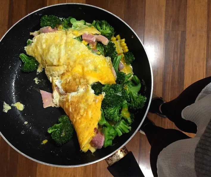 Broccoli, corn and ham omlette, so easy and delicious. 