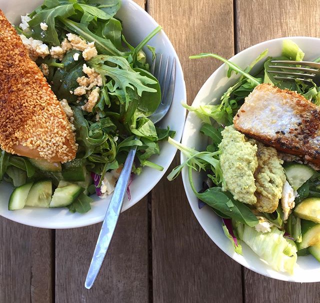 Delicious 15 minute dinner for this lovely Spring evening. Big bowls of salad with parsley hummus (made on the w/e), feta and sesame crusted salmon. Simply coat the salmon with sesame seeds then pan fry/grill as normal. So easy and satisfying, the pe