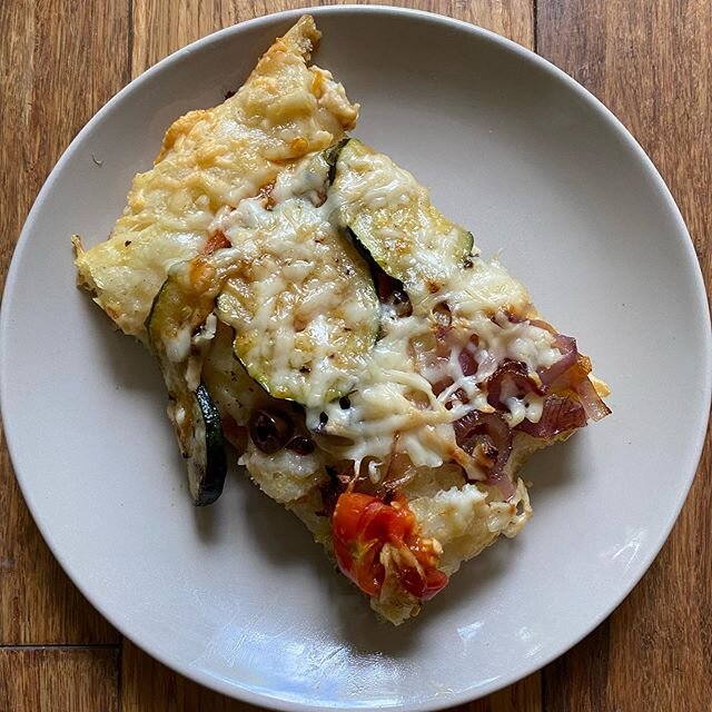 Um yum. On today&rsquo;s episode of cooking while Piper sleeps (on me in the carrier) we have the delicious @nytcooking no knead bread recipe made into a pizza base - it makes such a nice focaccia like base, topped with fresh tomatoes, grilled zucchi