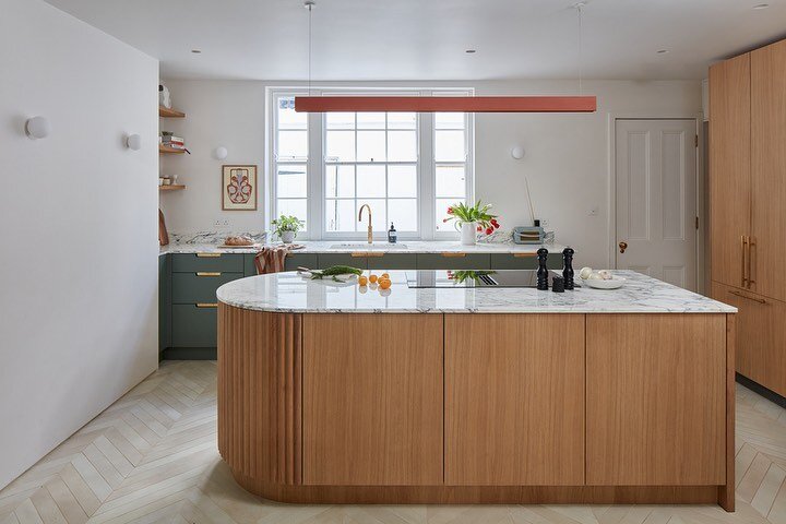 We can finally share these gorgeous images of our recently finished Islington project with you all. Thankyou to @snookphotograph for capturing it so beautifully, as always. In collaboration with the brilliant @indie.and.co we created the kitchen, din