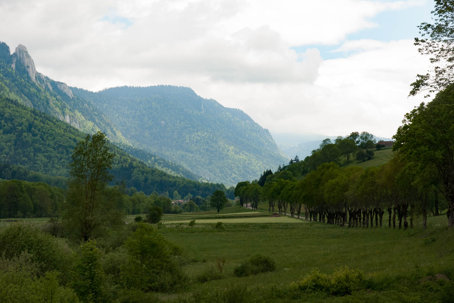  Although this looks like a scenic road along the bottom of the mountains it's about 1000m up on the plateau. 