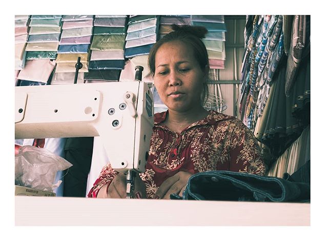 🇰🇭 Seamless sewing. .
.
#cambodia #travels #travelphotography #urban #urbanphotography #urbanromantix #life_is_street #lensculture #theimaged #moodygrams  #streetphotography  #thestreetphotographyhub #colour #streethunters #fujifilm #world #peoplei
