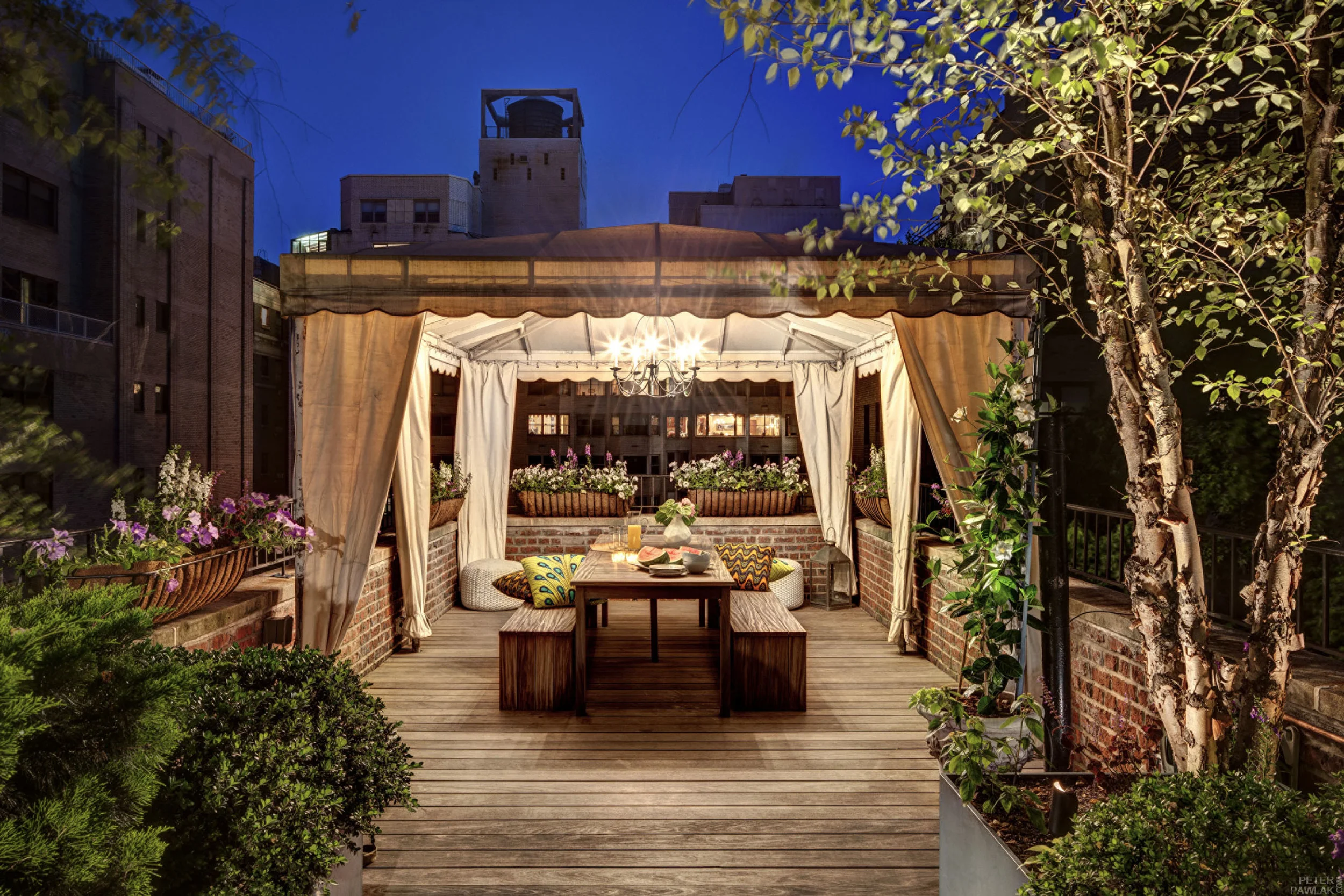   Rooftop Garden      Maureen Hackett landscape designer Rick Shaver lighting designer Bruce Buck photographer    