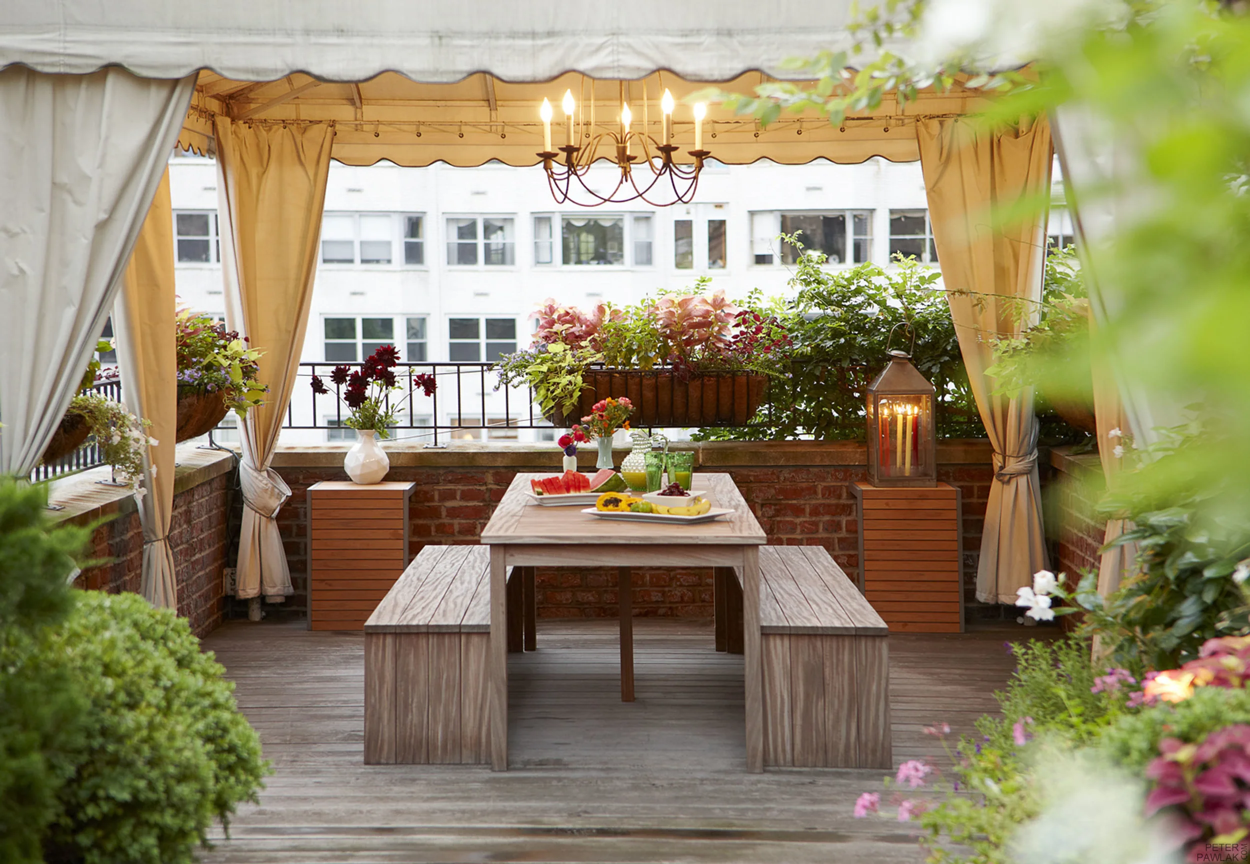   Rooftop Garden     Maureen Hackett landscape designer Rick Shaver Lighting designer Bruce Buck photographer   