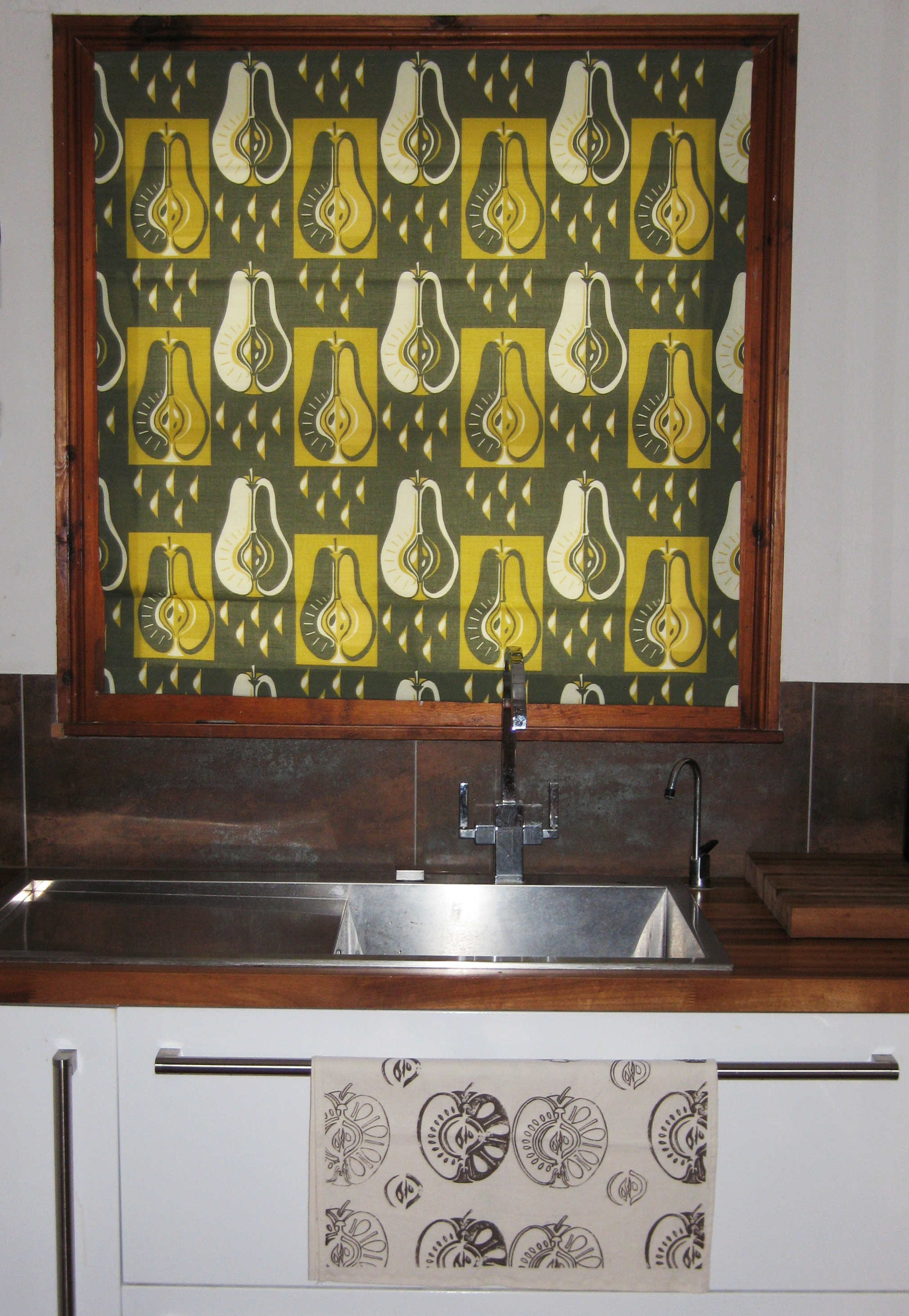 Kitchen blind in pears fabric olive