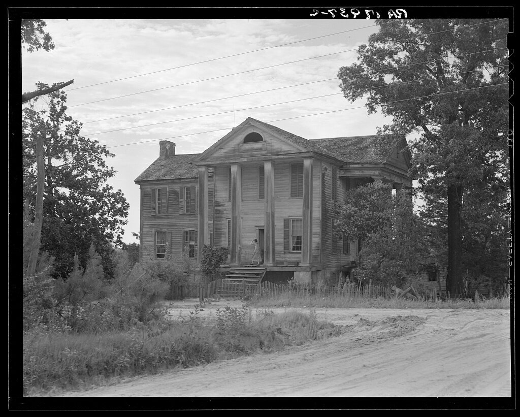 Antebellum plantation. Greene County, Georgia. 1937.jpg