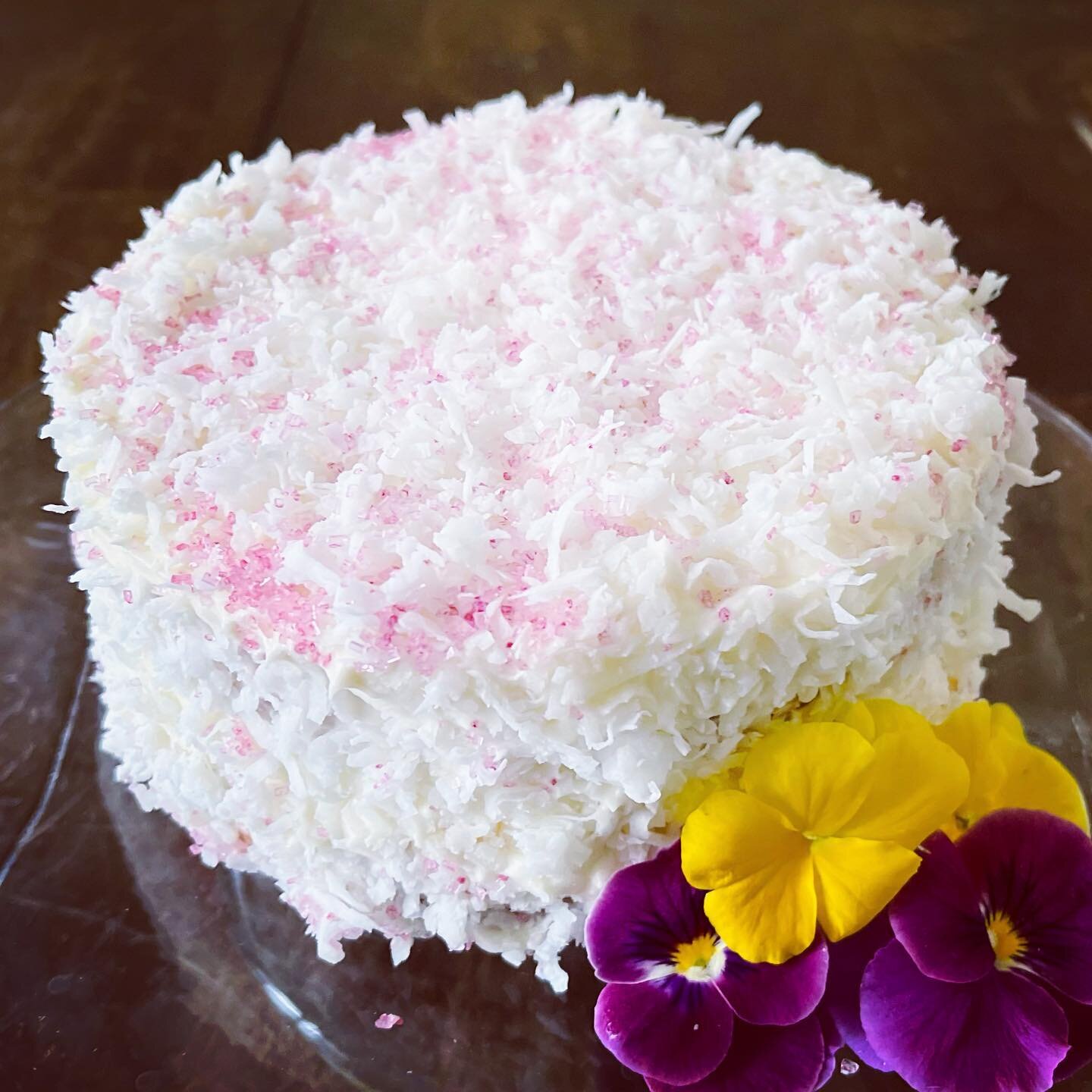 🥥🍍 cake for the birthday girl! #coconutcake #pineapplefilling #pinacolada #madewithlove
