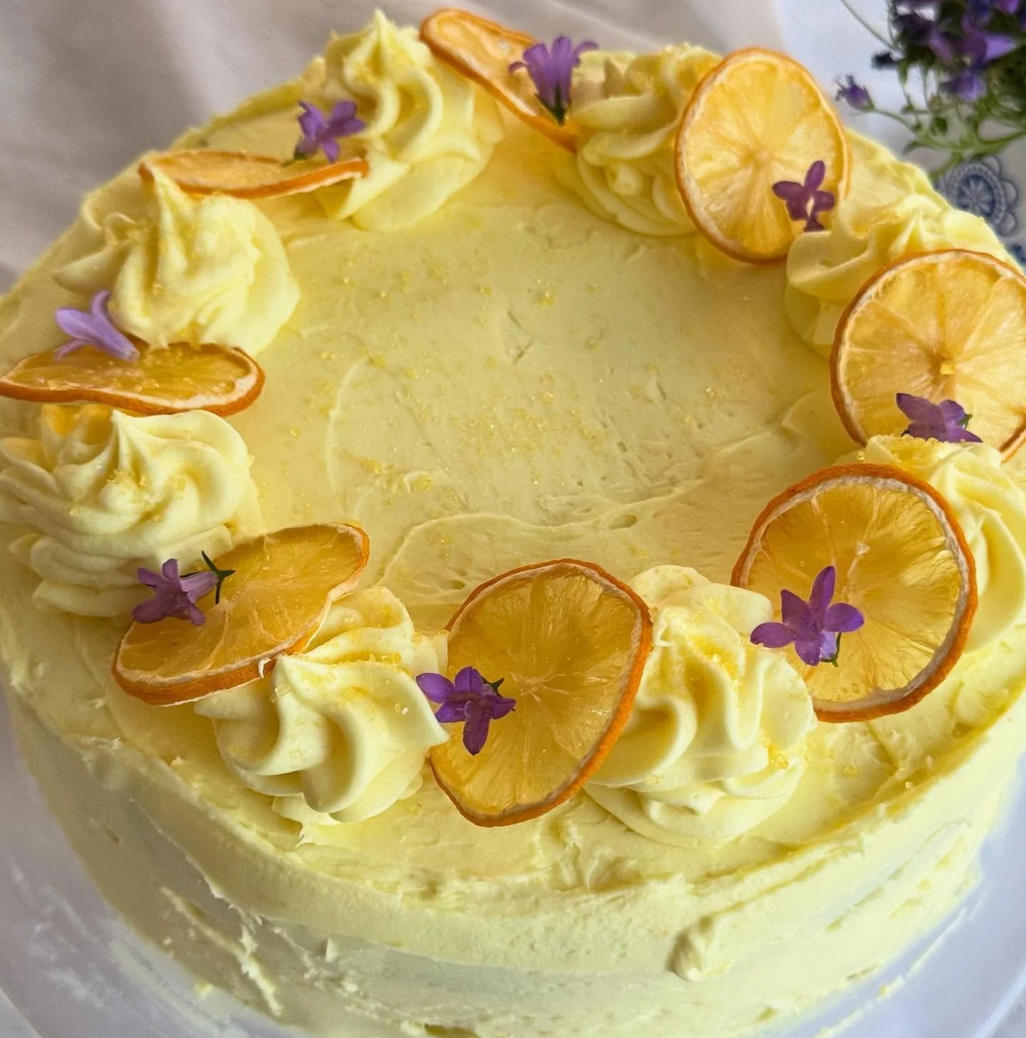 A 12-lemons lemon cake to celebrate Olivia! @liv.luv_1318 🍋 #lemons #lemoncake #campanula #bellflowers #madebyme