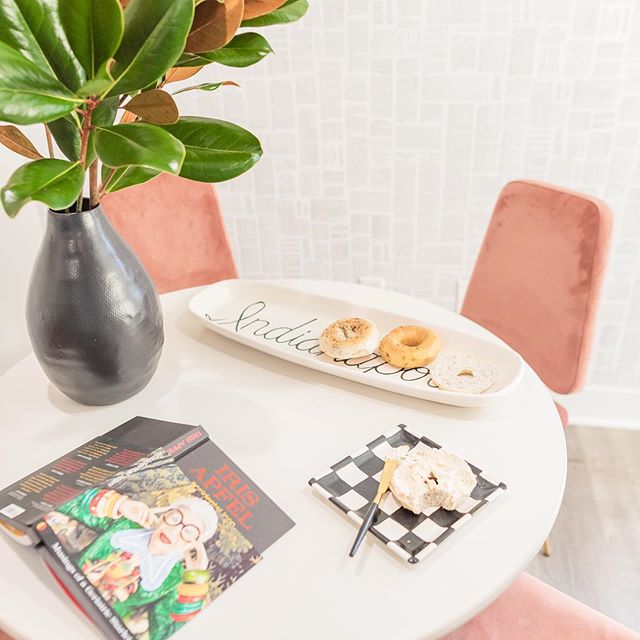 B R E A K  T I M E 🥯! ? ! Interior Design: @polishinteriorandartdesign | Accessories : @revealbypolish | Image: @taylorteppenphotography