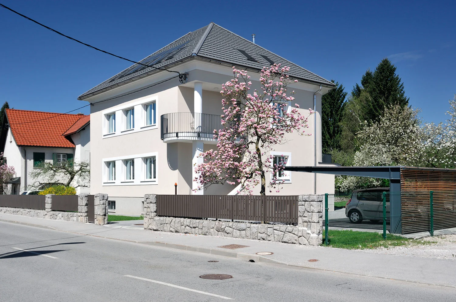 Nadstrešek za avtomobile ob stanovanjski hiši