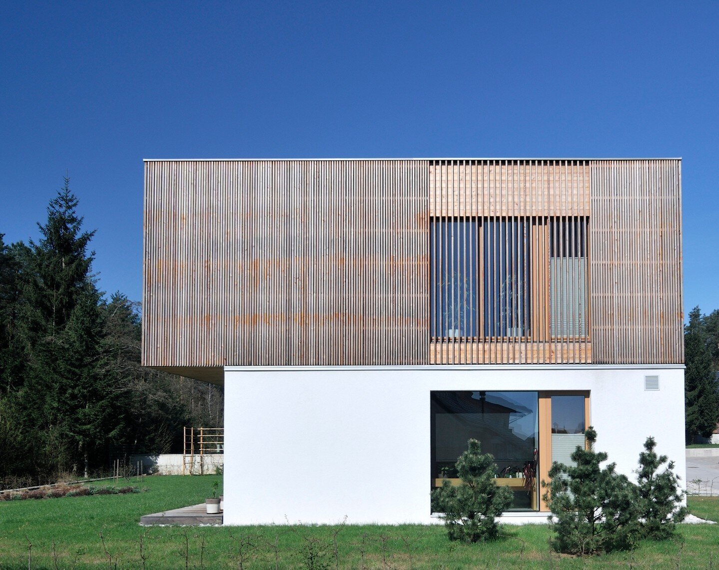 More than ten years have passed since this beautiful passive wooden home near Kranj was constructed - House Bitnje. The construction from foundations to the completion of the walls and roof took only ten days.

Že več kot deset let mineva od izgradnj