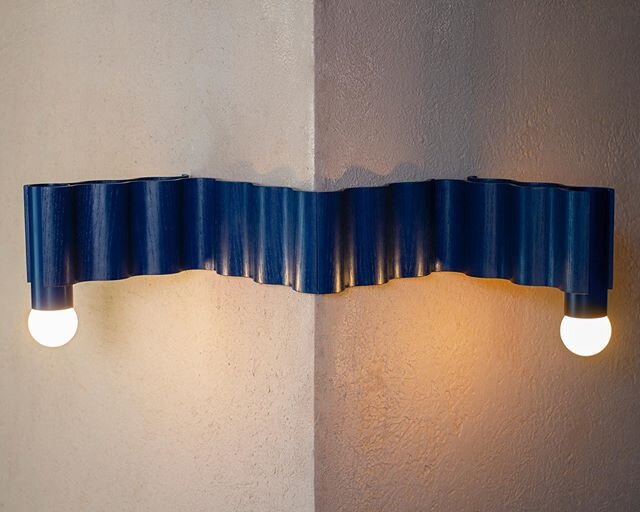 &ldquo;Around the corner&rdquo; wall panels, shown in sapphire blue, allow to create double sconces or continue longer corrugation strips around 90-degree wall angles without interruption.
.
@tinoseubert and I will be showcasing new colours and compo