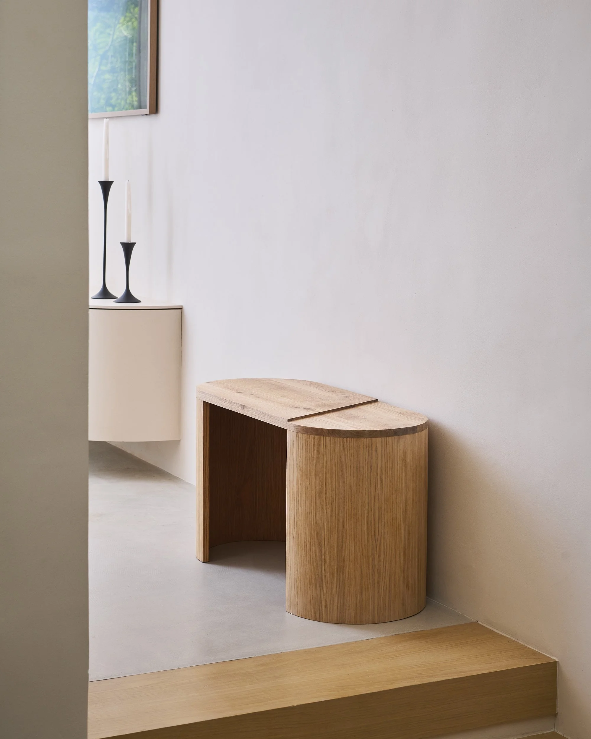 Solid oak bench with veneer-formed legs detail