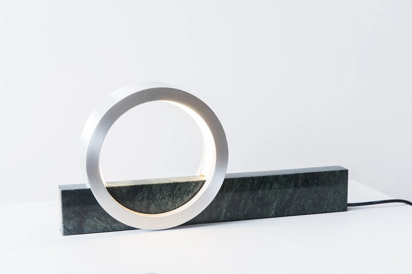 Composition Light table lamp in green marble and aluminium