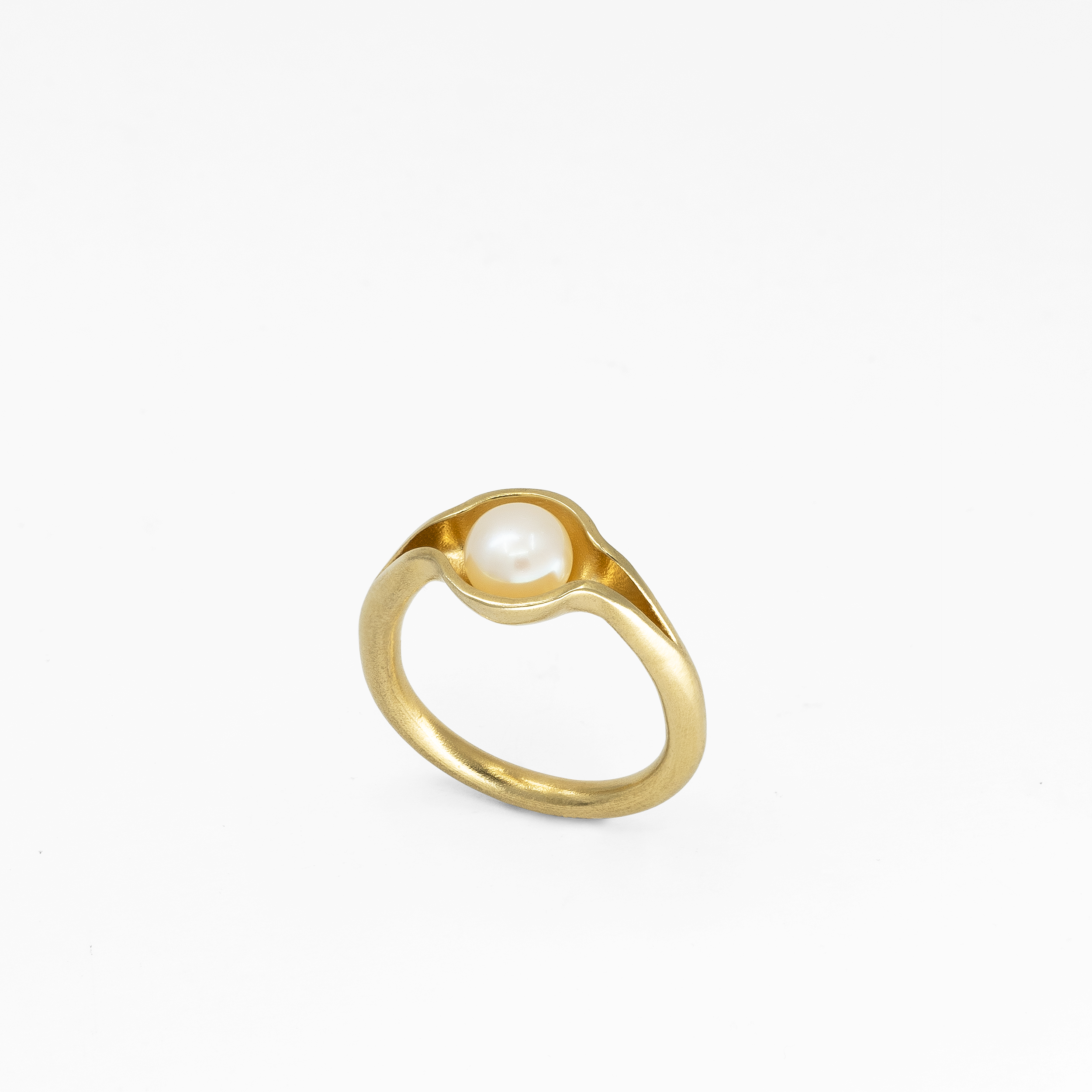 Gold PERLA ring with freshwater pearl in sculptural contemporary setting