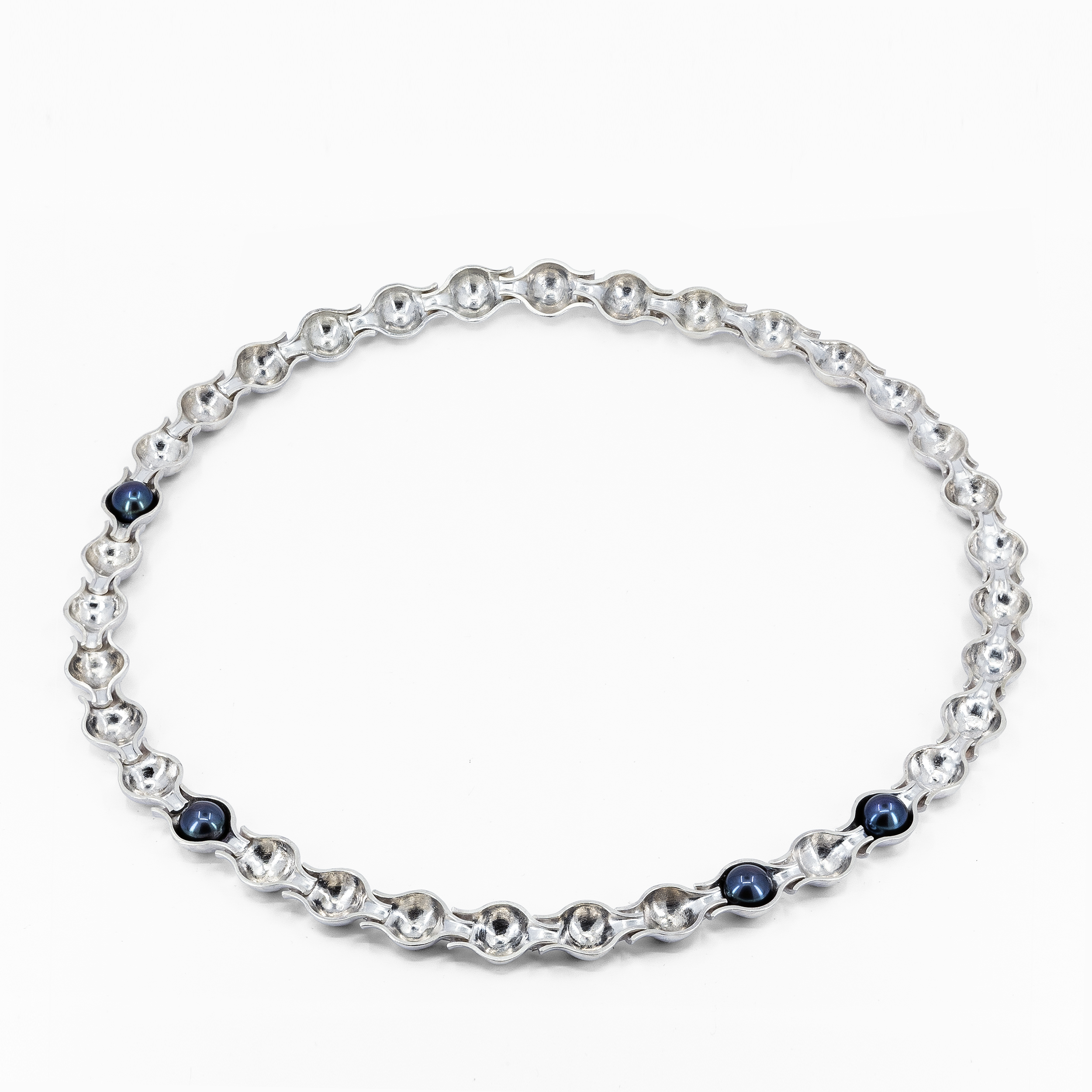 PERLA necklace in recycled silver with dark freshwater pearls arranged in sculptural linked setting