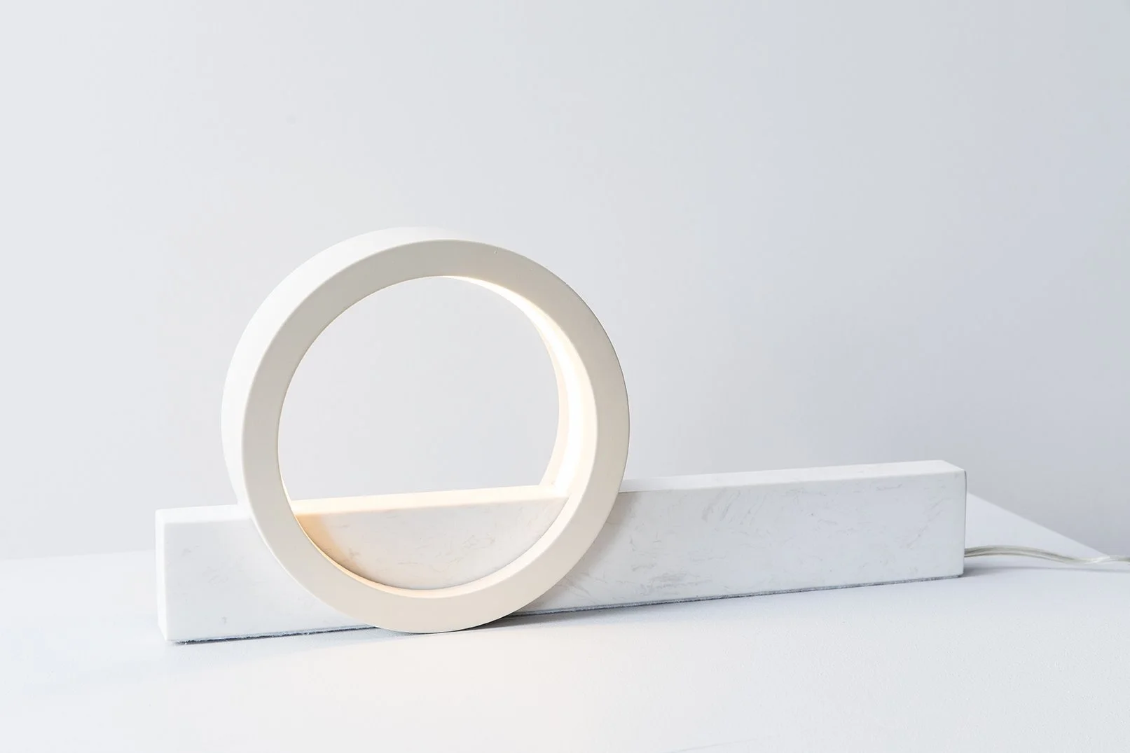 White Composition Light table lamp with sculptural circular marble and aluminium form