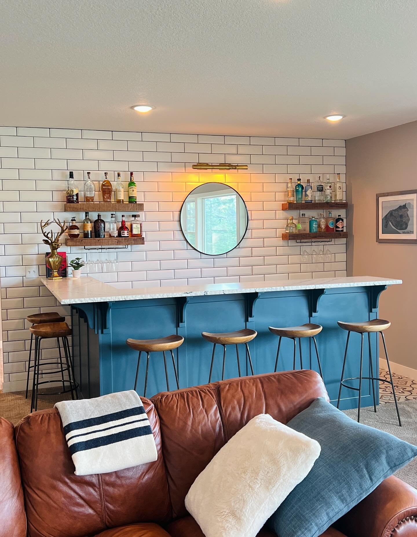 A welcoming bar space perfect for effortless hosting during the upcoming holidays featuring thoughtful details and a vibrant pop of color.🥂

#parkrapids #customcabinets #HomeBar #BarDesign #InteriorDesign #HomeInspiration #EntertainingSpace 
#Holida