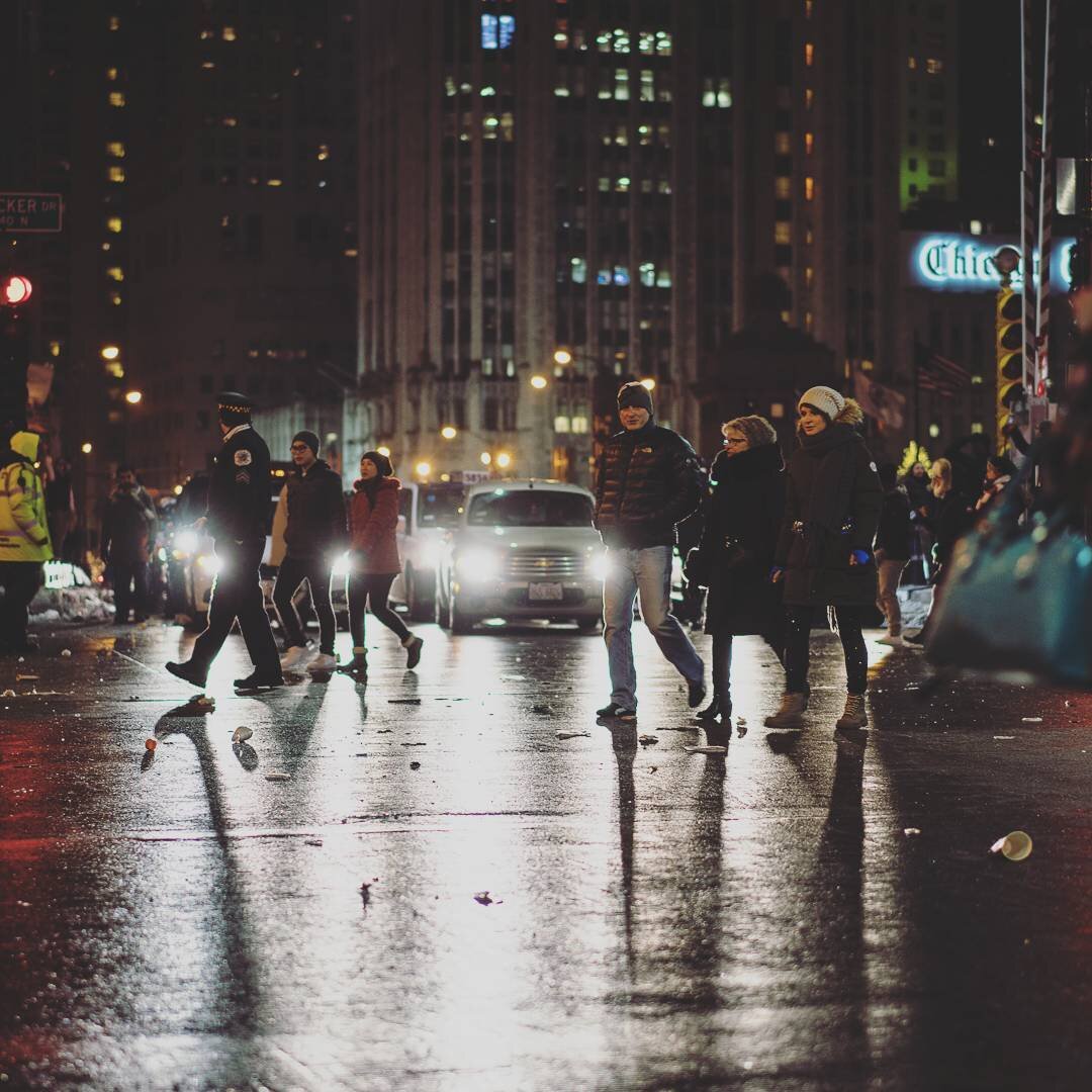 People on the street. // #chicago #street #night