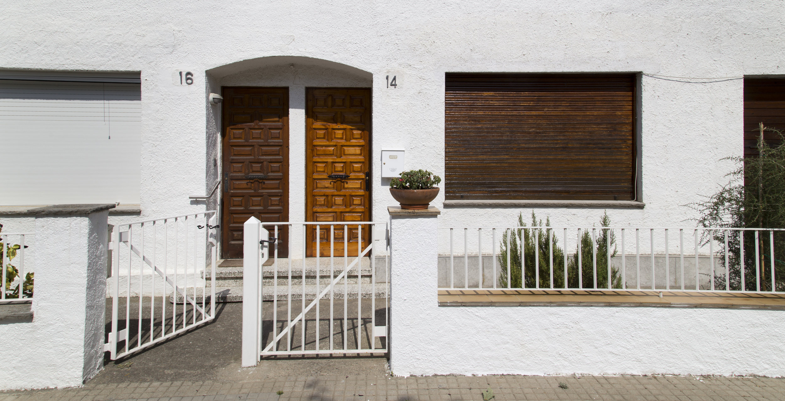 barcelona_architecture_white_building_gate.jpg