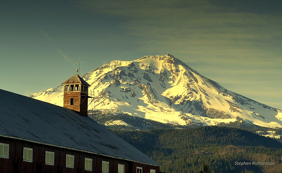   Wake up to a view of    MAJESTIC MT. SHASTA   [ Lodging ] 