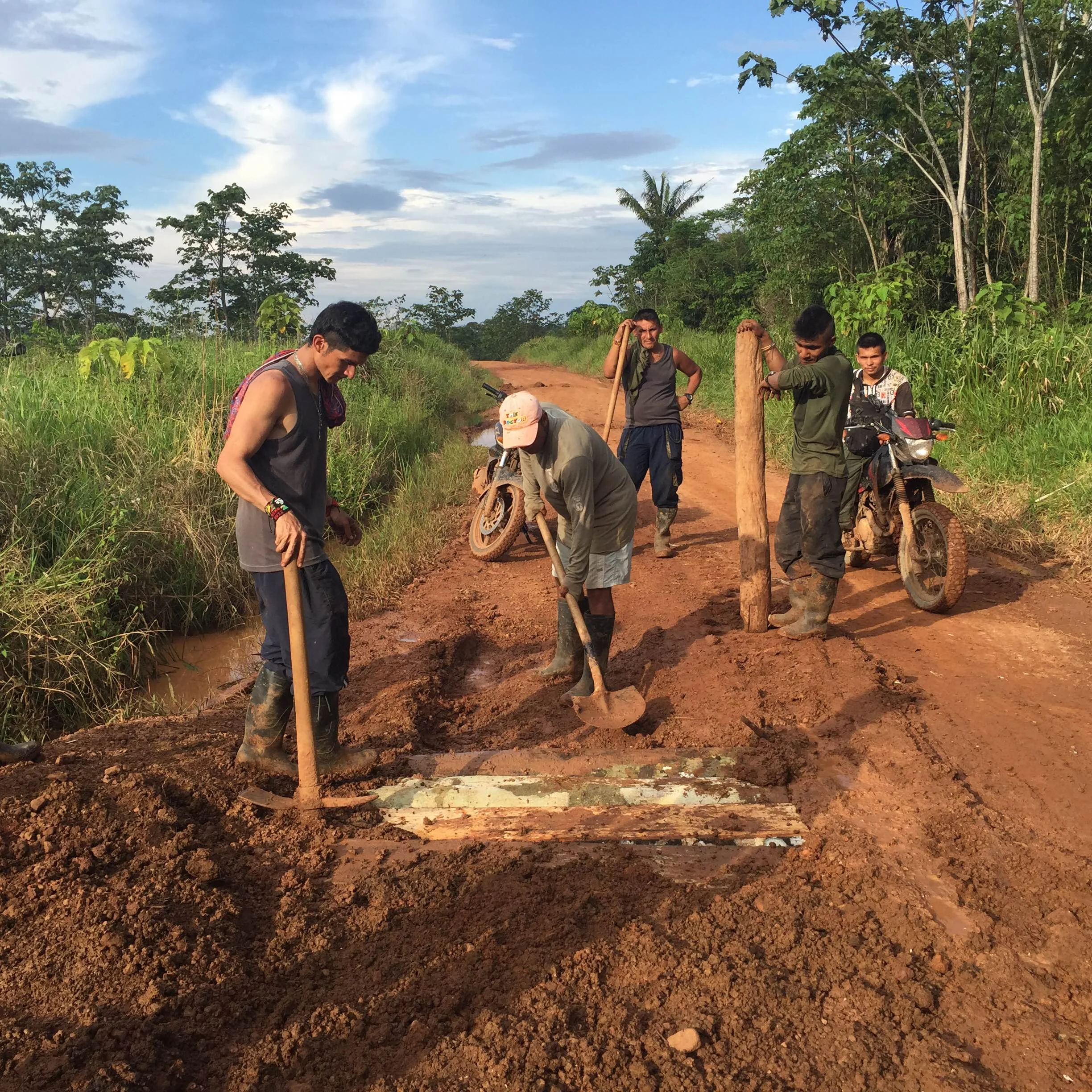  FARC rebels shore up a road ahead of the group's congress in the rural Yari Plains to ratify a peace deal with the Colombian government 