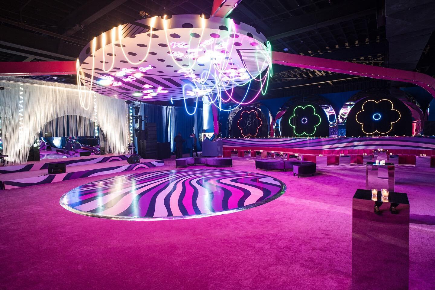 We have dream of a world of pure energy and vibrant colors! 💥🌈 With giant flowers as the backdrop for the bar and neon lights illuminating the dance floor, every detail was carefully crafted

Event Design, Florals &amp; Production: @cerkacreative
E