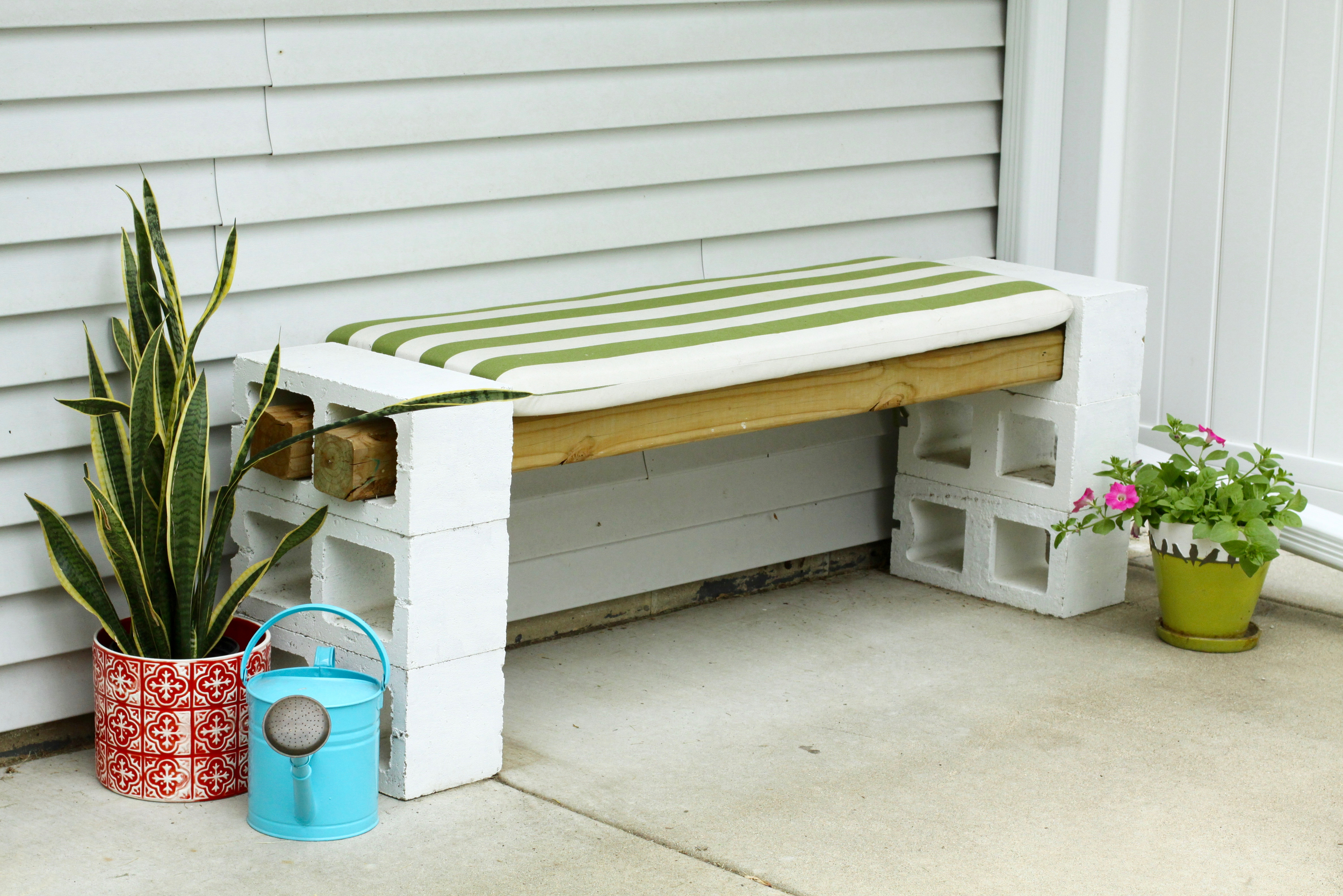 Easy DIY Outdoor Bench (from Cinder Blocks) | Modern Chemistry at Home