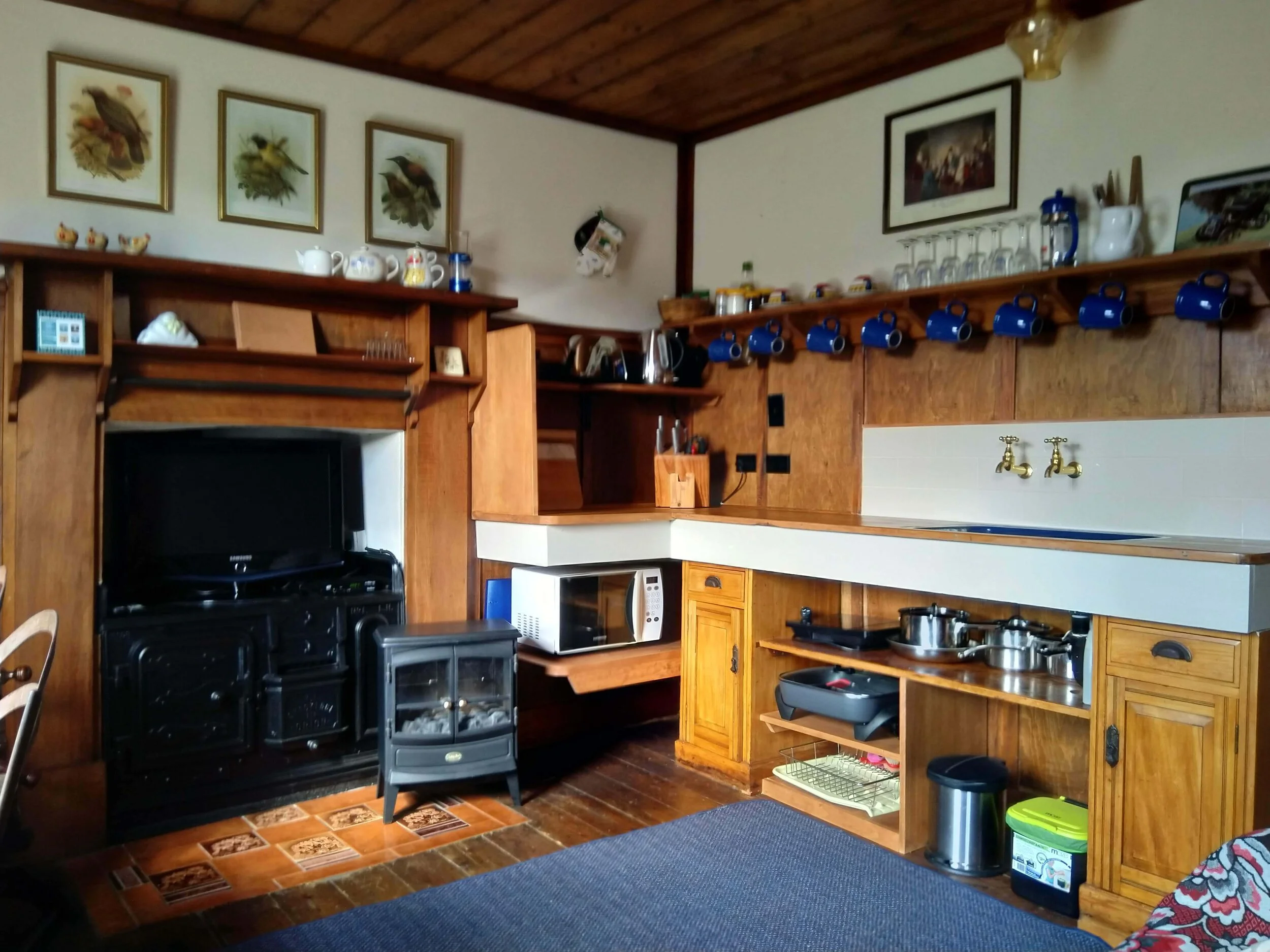  Kitchen bench with all you need for an easy holiday 