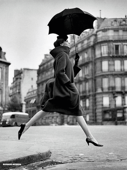 richard-avedon-carmen-homage-to-munkacsi-guys-jumping-umbrella1.png