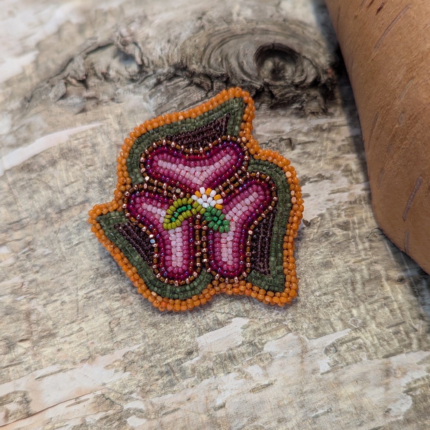 Finished a lil freehand fall floral pin this week:) I need more time to bead...