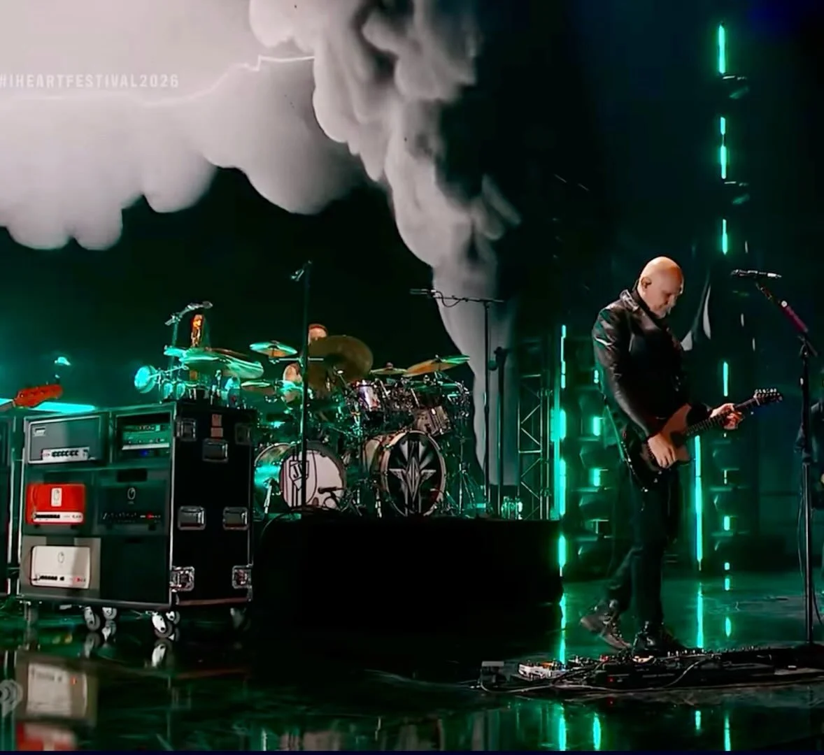 Grace, Empire &amp; Cathedral blasting to the rafters! Photos like this fill me with pride and gratitude. The result of decades of effort. Thank you @billycorgan for the honor and continued inspiration🤘 

Shout out to @laneyamplification &amp; @reve