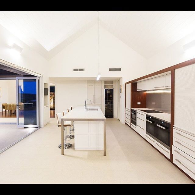 Clean White Lines | Eagle Bay Beauty on show | White Lacquer | Jarrah Timber Feature |Stainless Steel Island Frame |
#dunsborough #dunsboroughwoodworks #australia #furniture #kitchen #kitcheninspo #design #home #interiordesign #homedecor #bespoke #custom #cabinetry #interior #westernaustralia #perth #eaglebay